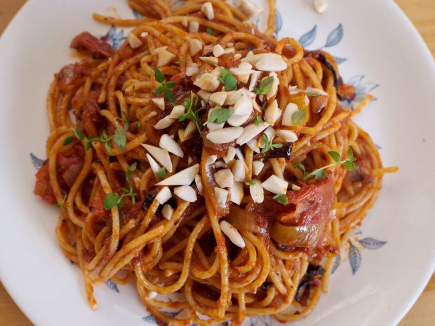 Vegan tomato spaghetti