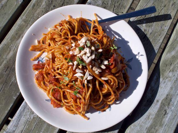 Vegan tomato spaghetti