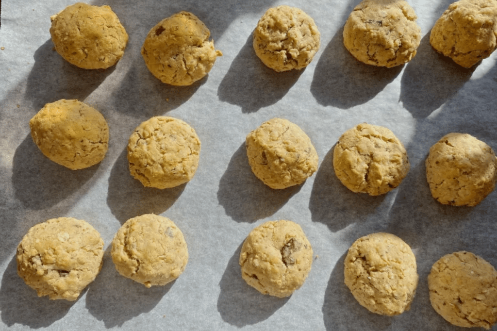 Cookies laid out on a tray. This image links through to a web page with the recipe.