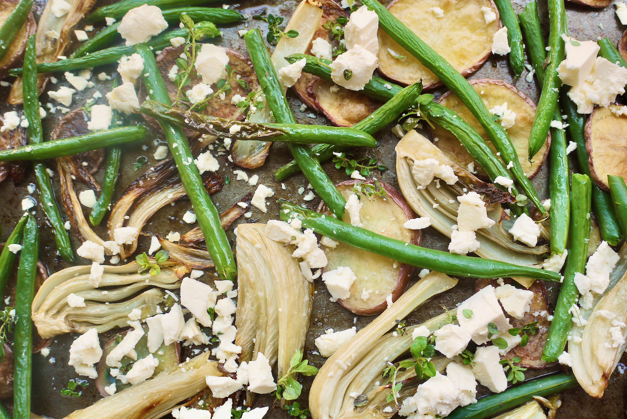 Green beans and fennel on a roasting tray