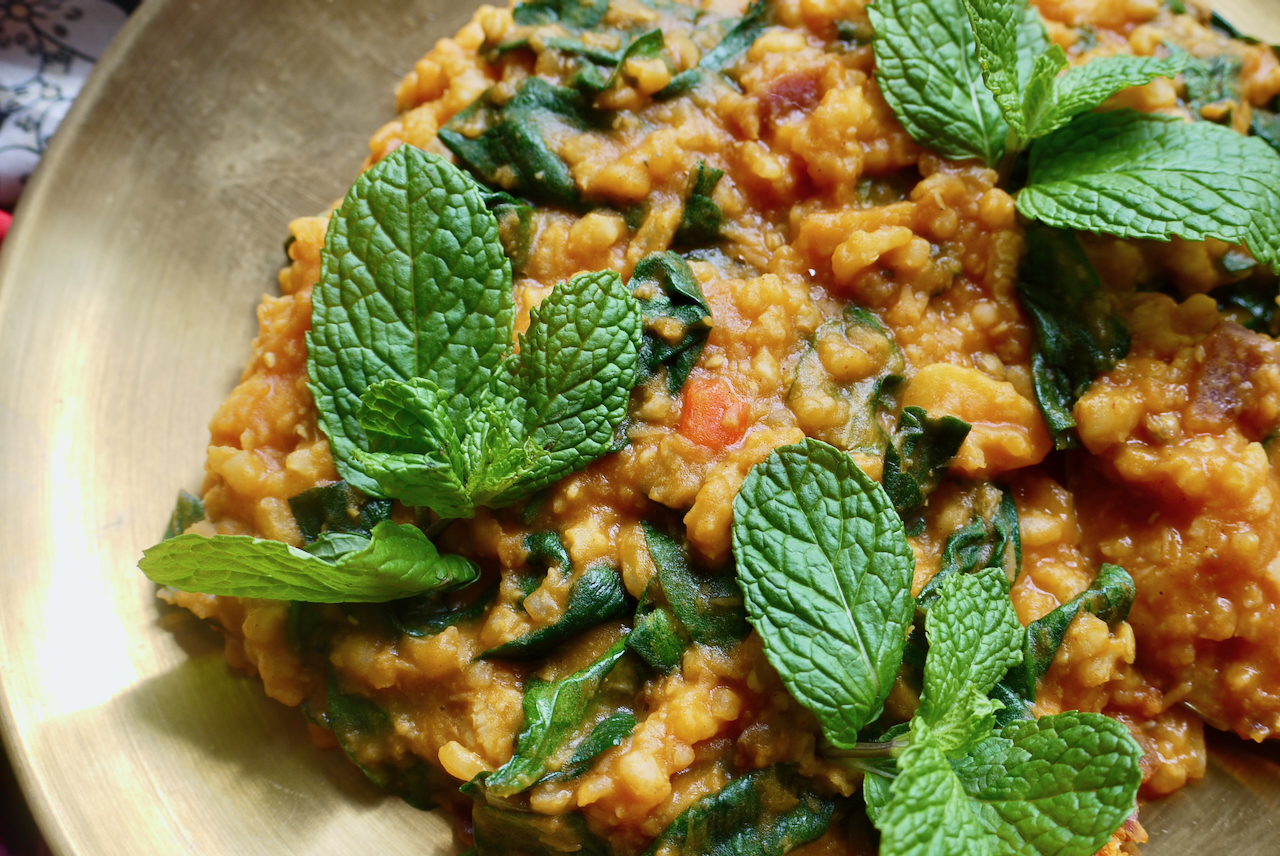 Mint leaves on a gold plate of sha'aktoura