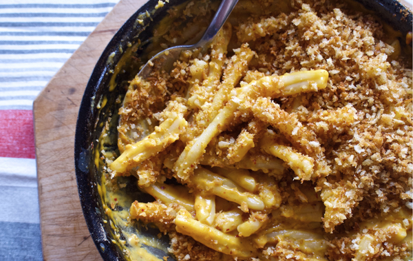 Thai yellow curry mac'n'cheese on a blue and red cloth. This image links to the recipe.